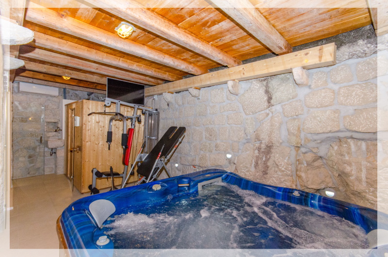 Rustic sauna, jacuzzi & gym